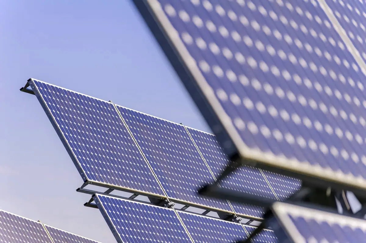 Paneles solares inclinados bajo un cielo despejado, ilustración del ahorro con energía solar en Toledo